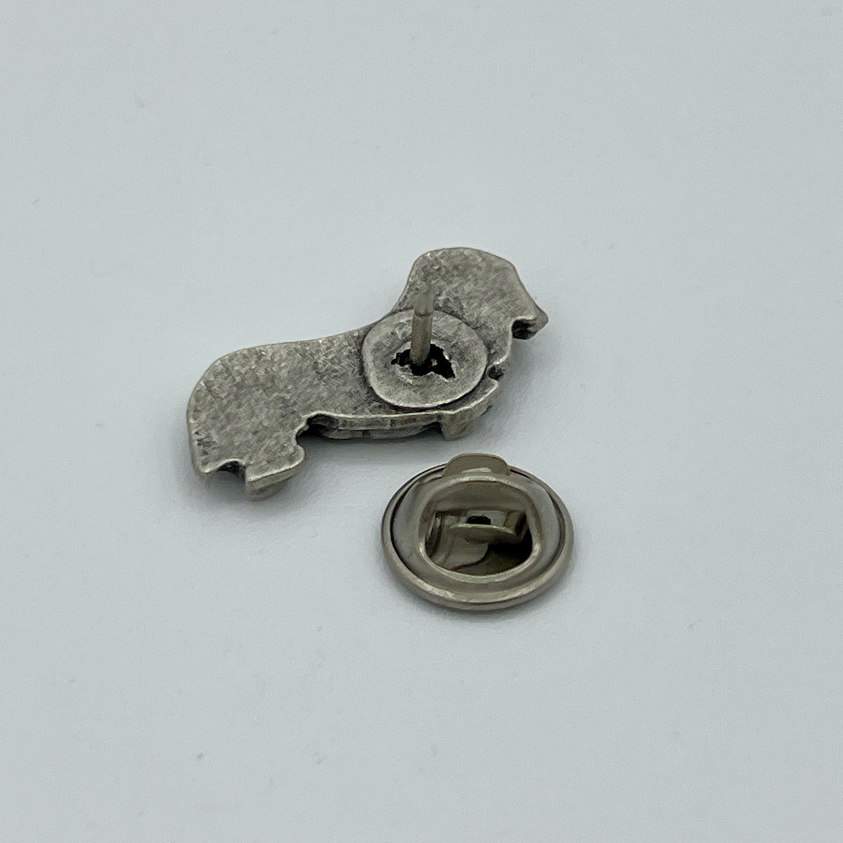 Glatthaardackel-Anstecknadel mit Schlappohren im Antik-Silber-Look