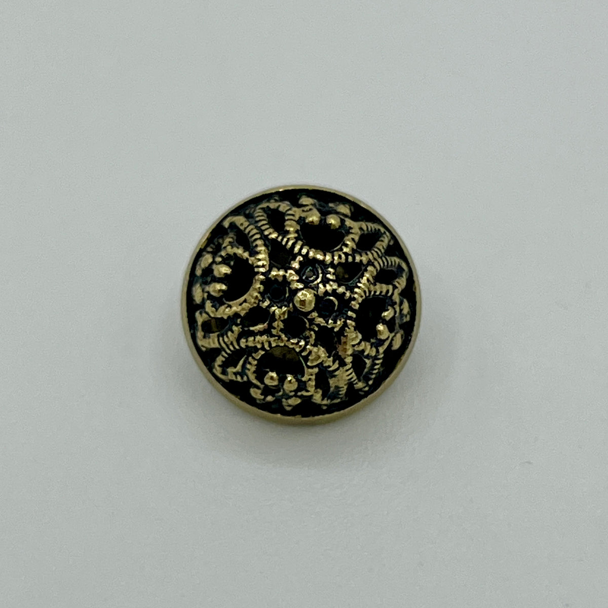Trachtenknopf in Altmessing mit filigranem, durchbrochenem Rankenornament