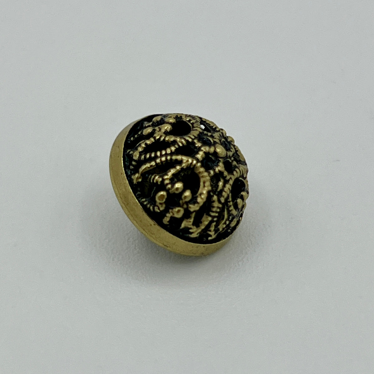 Trachtenknopf in Altmessing mit filigranem, durchbrochenem Rankenornament