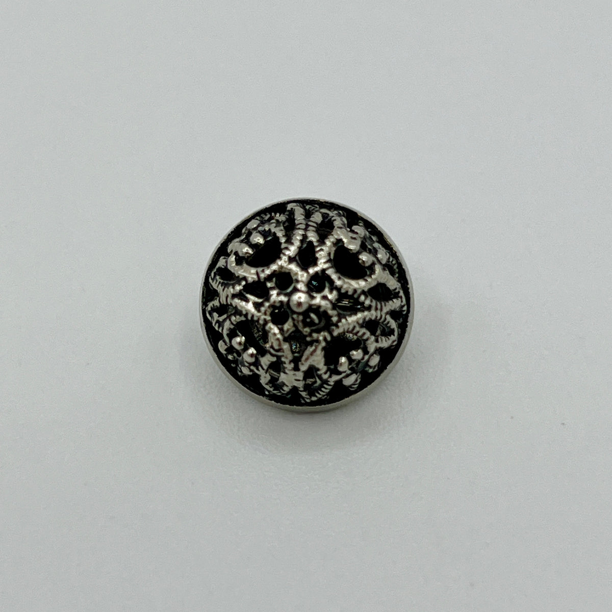 Trachtenknopf in Altsilber mit filigranem, durchbrochenem Rankenornament