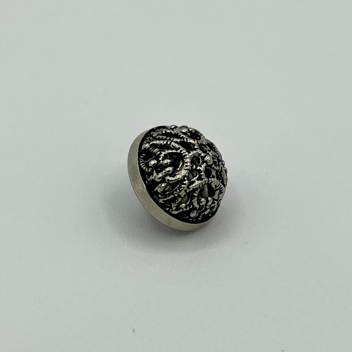 Trachtenknopf in Altsilber mit filigranem, durchbrochenem Rankenornament