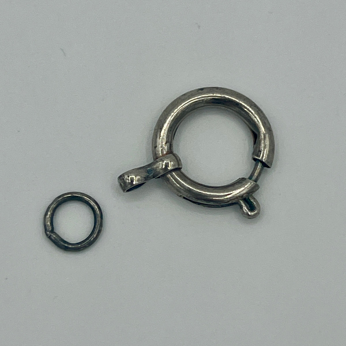Federring-Karabiner mit Montagering in Altsilber