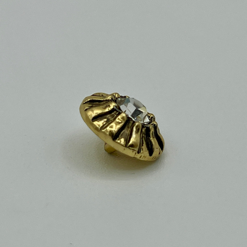 Zierknopf in Goldoptik mit facettiertem Kristallstein in geriffelter Fassung