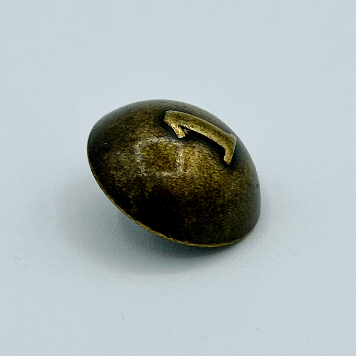Halbkugelknopf in Altmessing mit erhabener Ziffer 1