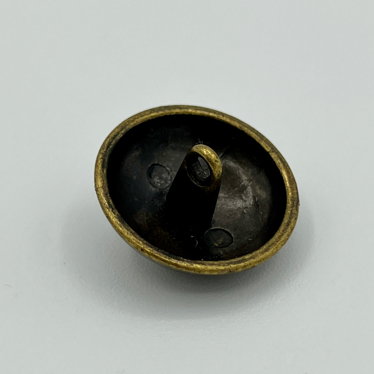 Halbkugelknopf in Altmessing mit erhabener Ziffer 1