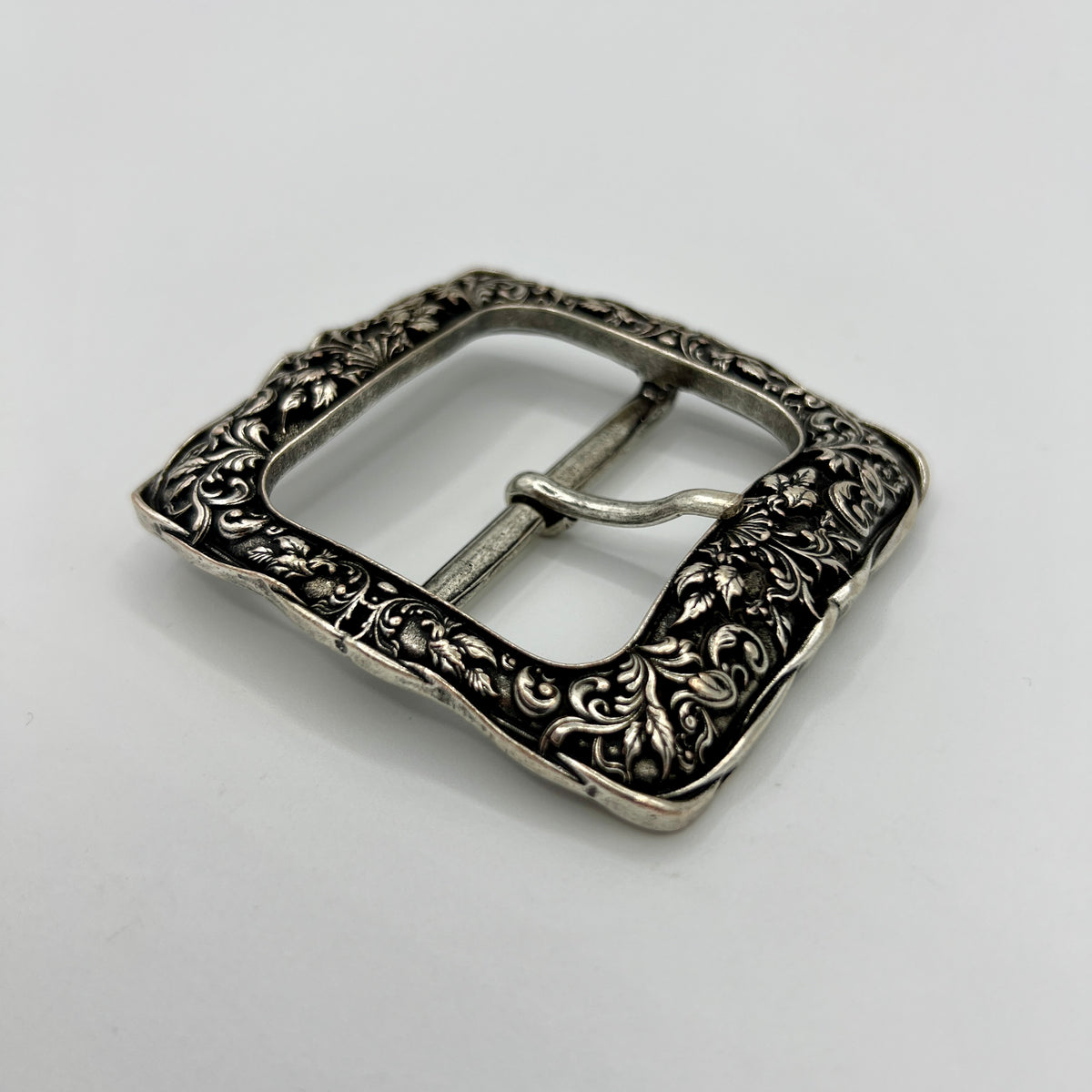 Gürtelschnalle mit Ranken-Ornament und 5 cm Steg in Altsilber