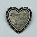 Große Herz-Anstecknadel mit Punktrand im Antik-Silber-Look