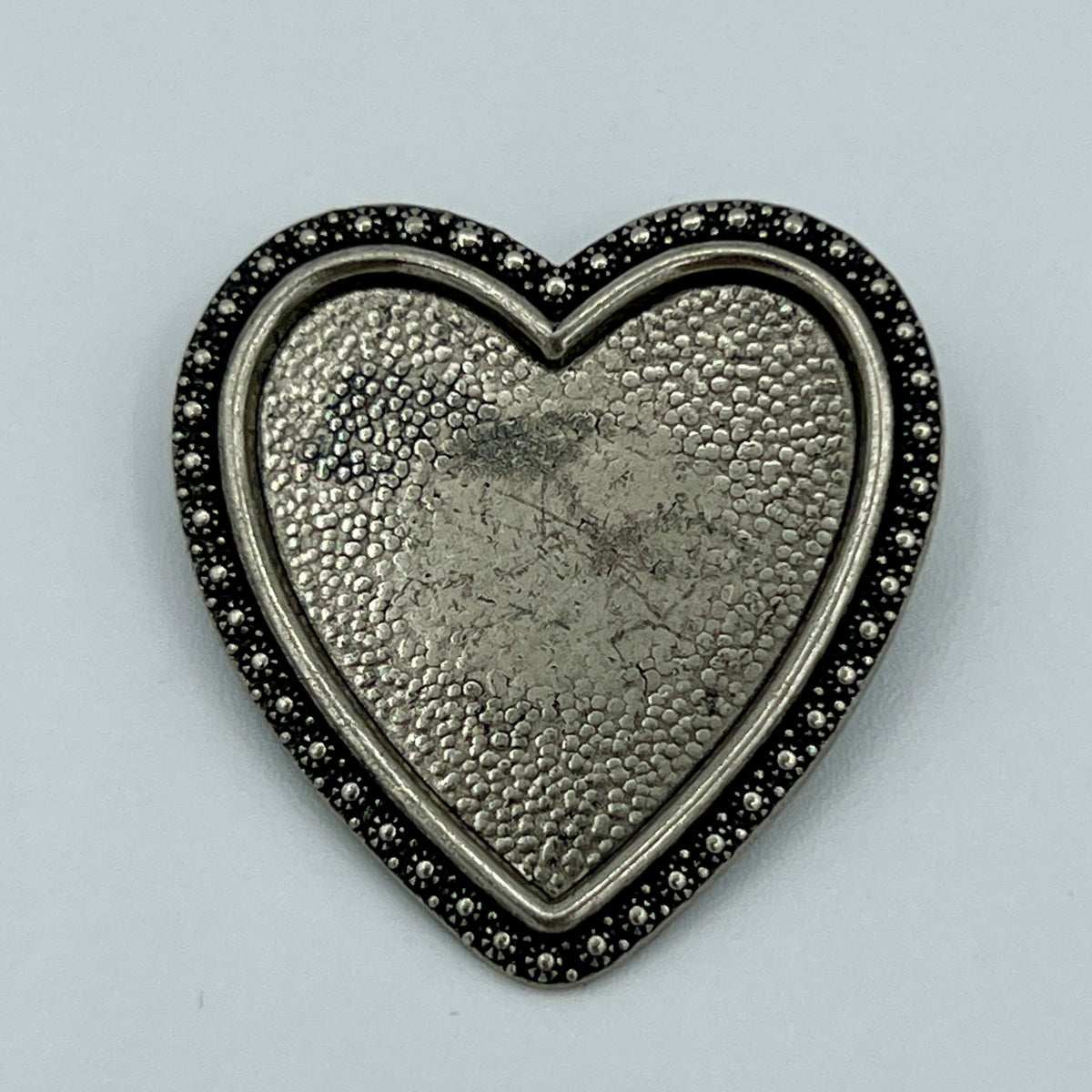 Große Herz-Anstecknadel mit Punktrand im Antik-Silber-Look
