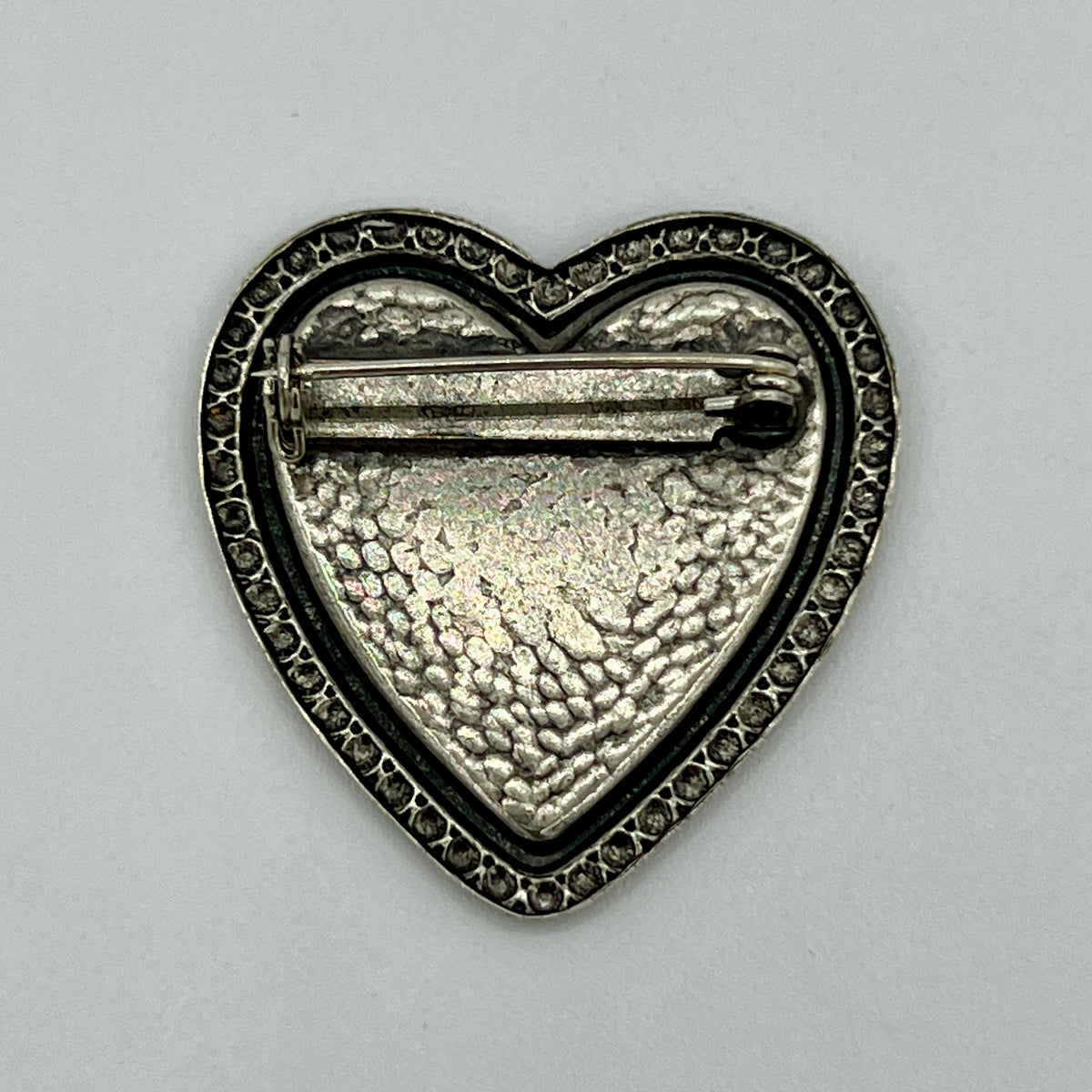 Große Herz-Anstecknadel mit Punktrand im Antik-Silber-Look