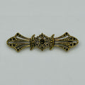 Lange Ornament-Anstecknadel im Antik-Messing-Look