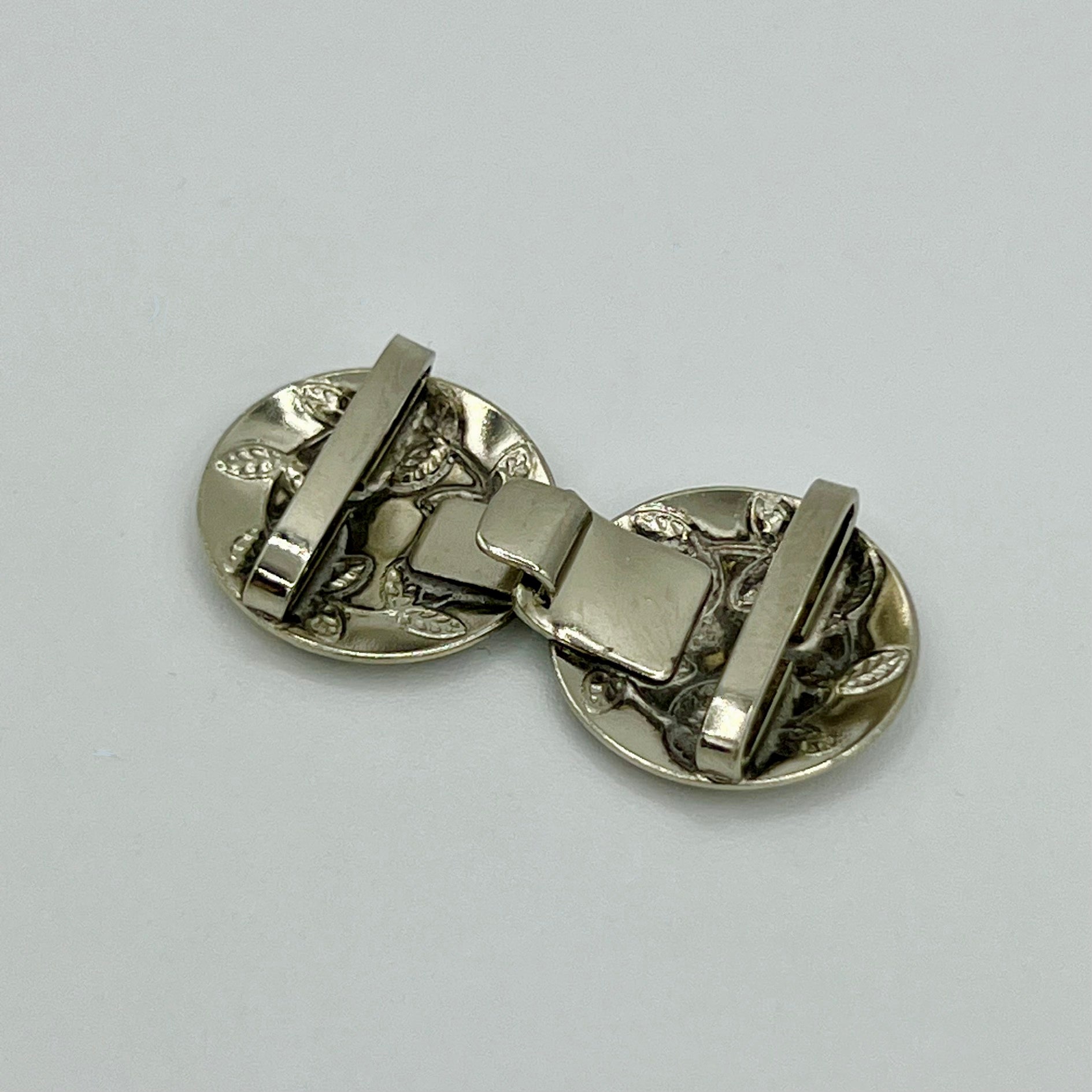 Schürzenschließe „43“ in Altsilber