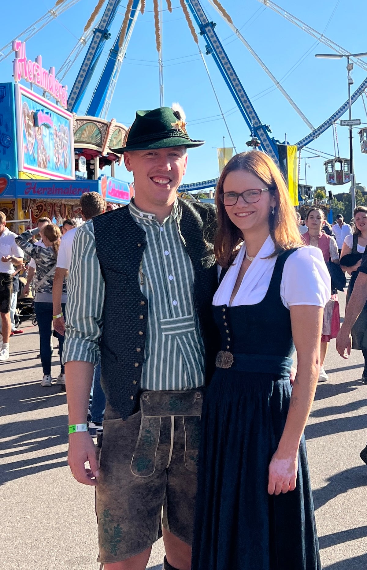 Sebastian Kube und seine Frau in Tracht